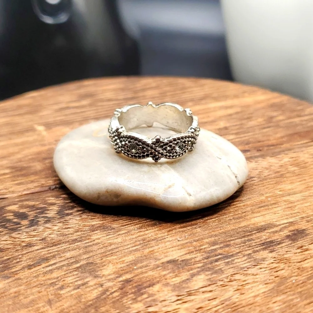 Size 8‎ sterling silver ring R741